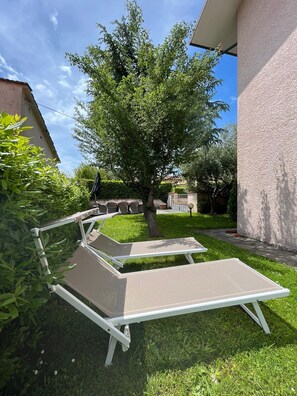 Property grounds - Great villa for family beach holidays and cultural outings near Forte dei Marmi (Marina di Pietrasanta)