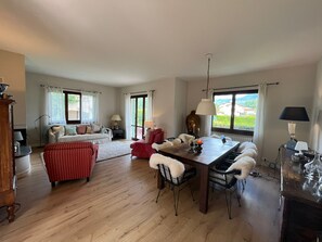 Televisión, tenis de mesa, libros y impresora 