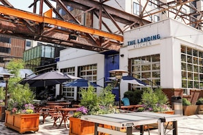 2 restaurants; breakfast, lunch and dinner served 