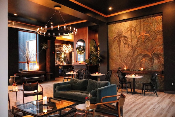 2 bars/lounges