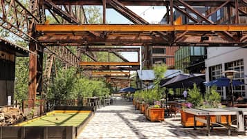 2 restaurantes, se sirven desayunos, comidas, cenas y cocina americana