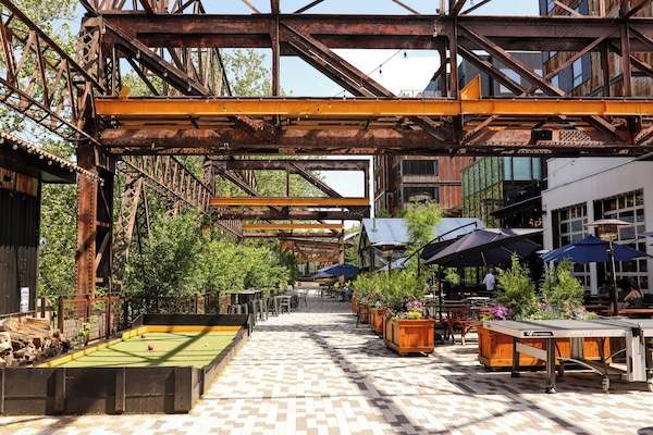 2 restaurantes; se sirve desayuno, almuerzo y cena; cocina americana