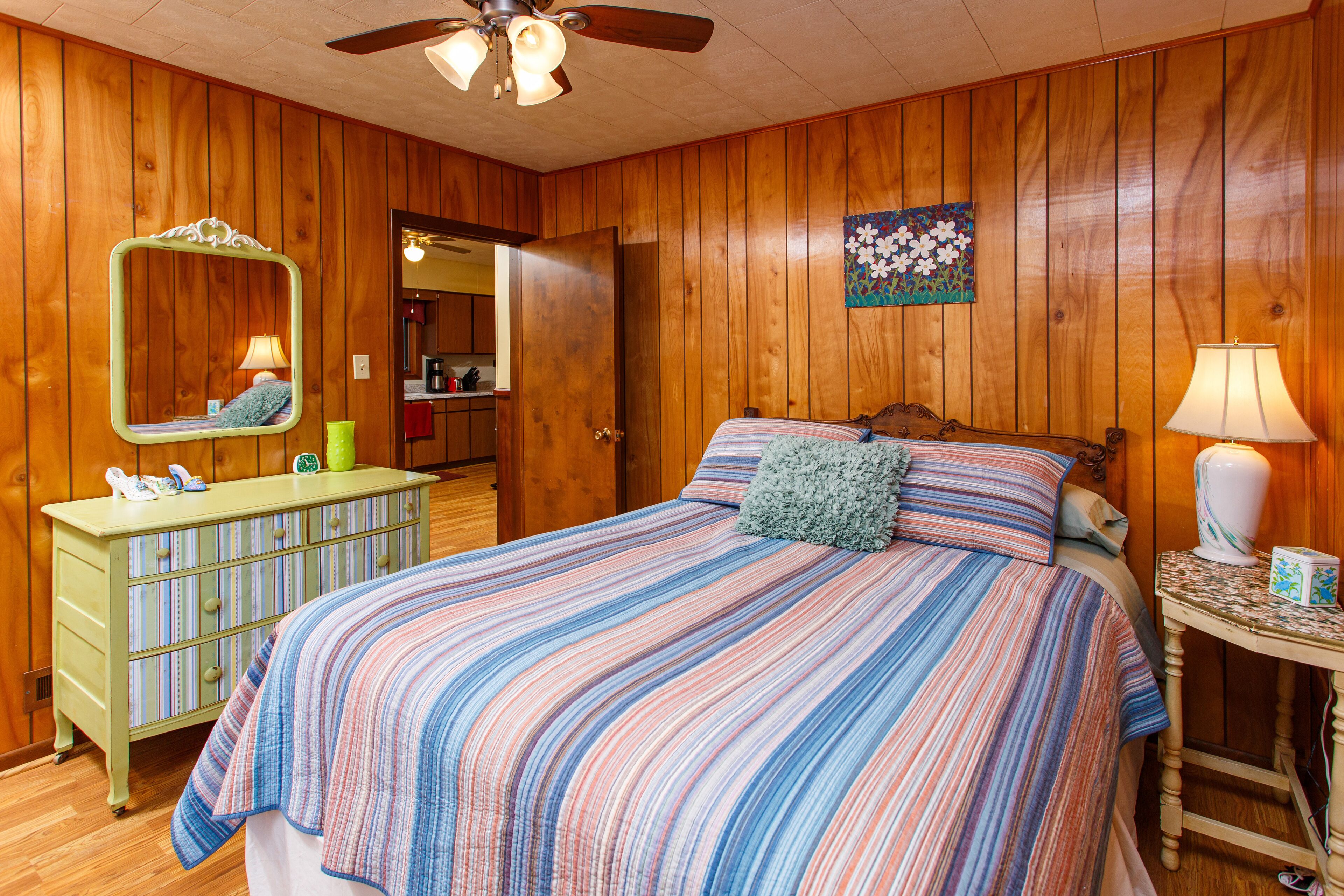 Water view, Beach, Winery and Cider Bar next door! Stiehl Away