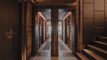 Four Bedroom Signature Chalet | Coin séjour | TV connectée de 110 cm avec chaînes numériques, télévision, cheminée