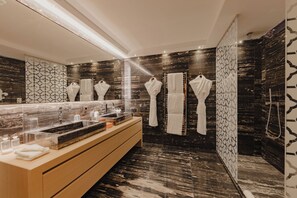 레인폴 샤워기, 헤어드라이어, 목욕가운, 슬리퍼