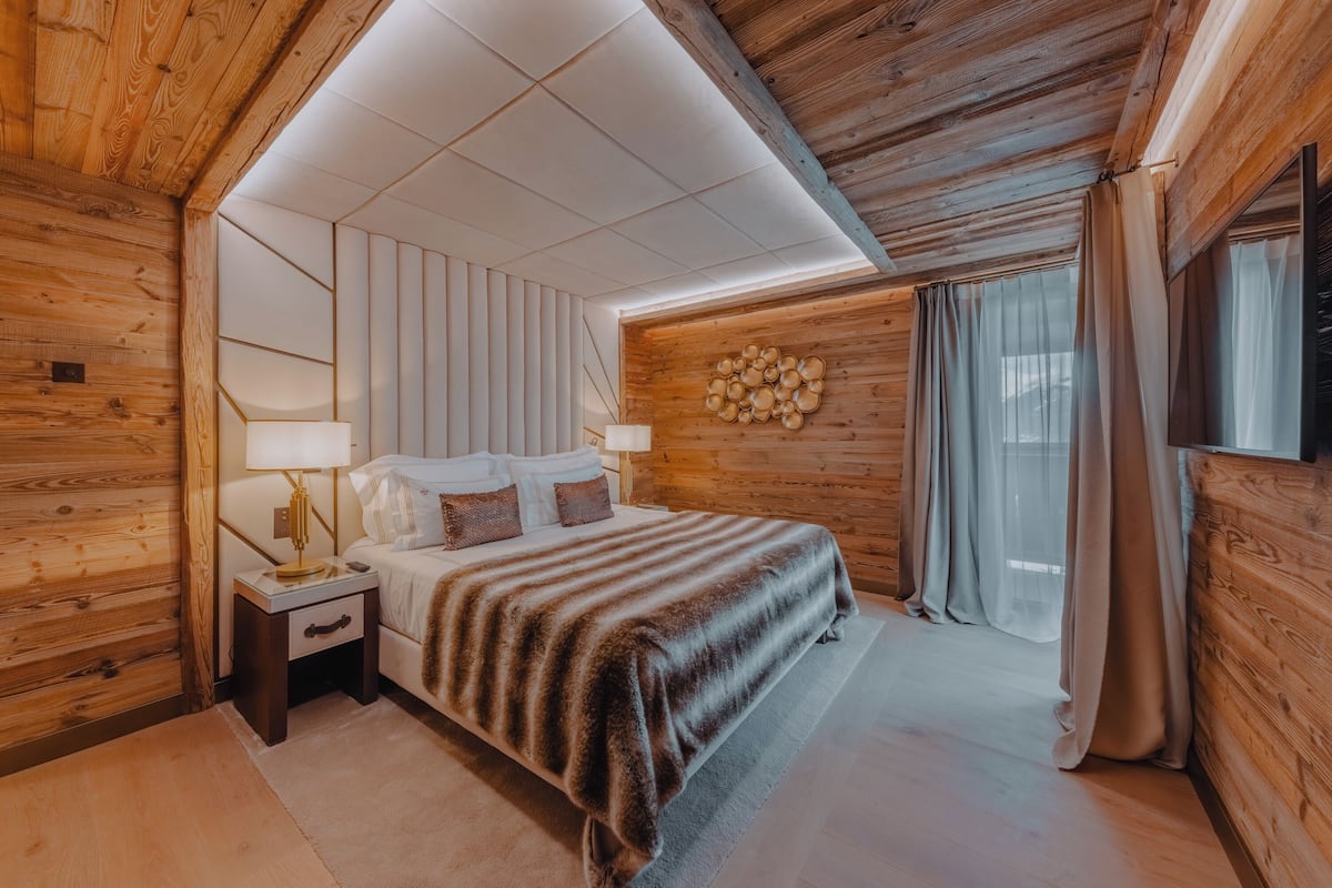 5 bedrooms, premium bedding, free minibar items, in-room safe