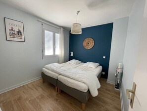 3 bedrooms, iron/ironing board, WiFi, bed sheets