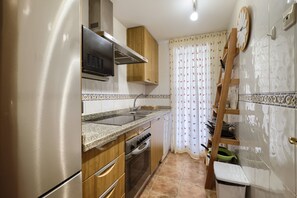 Frigorífico, microondas, horno y placa de cocina