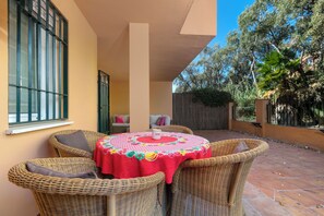 屋外ダイニングエリア