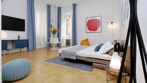 Une chambre à coucher moderne, avec un lit, une table de chevet et un espace bureau.