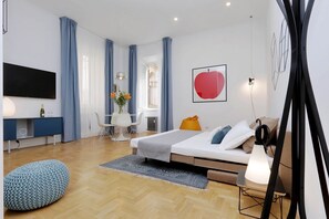 1 Schlafzimmer, Zimmersafe, Schreibtisch, Bügeleisen/Bügelbrett