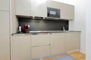 Kühlschrank, Mikrowelle, Wasserkocher mit Kaffee-/Teezubehör