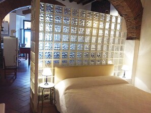 1 bedroom, iron/ironing board, internet, bed sheets