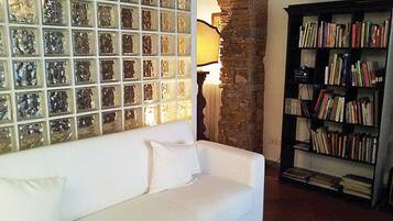 Een televisie en een stereo