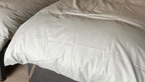 A bedroom with two beds, each with a headboard, a bedside lamp, and a framed picture on the wall. - Central Location - 2 Bedroom Apartment (Reading)
