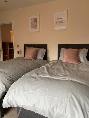 Apartment | 2 bedrooms, iron/ironing board, free WiFi, bed sheets - Central Location - 2 Bedroom Apartment (Reading)