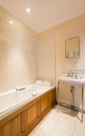 Casa Deluxe | Baño | Ducha y bañera combinadas y artículos de higiene personal gratuitos