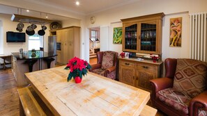 Casa Deluxe | Cocina privada | Cafetera o tetera, frigorífico grande, microondas y horno
