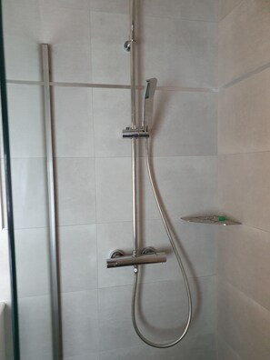 Dusche, Haartrockner, Toilettenpapier