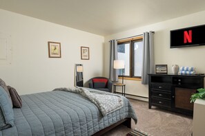 3 slaapkamers, een bureau, een strijkplank/strijkijzer, reisbedje