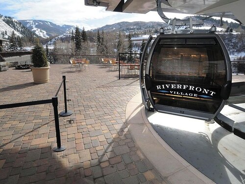 BC/Avon Mtn Gem-3BR/Pool/Hot Tub/Ski Shuttle/Sauna/Gondola Walk!