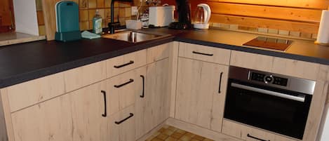 Kühlschrank, Ofen, Herdplatte, Wasserkocher mit Kaffee-/Teezubehör