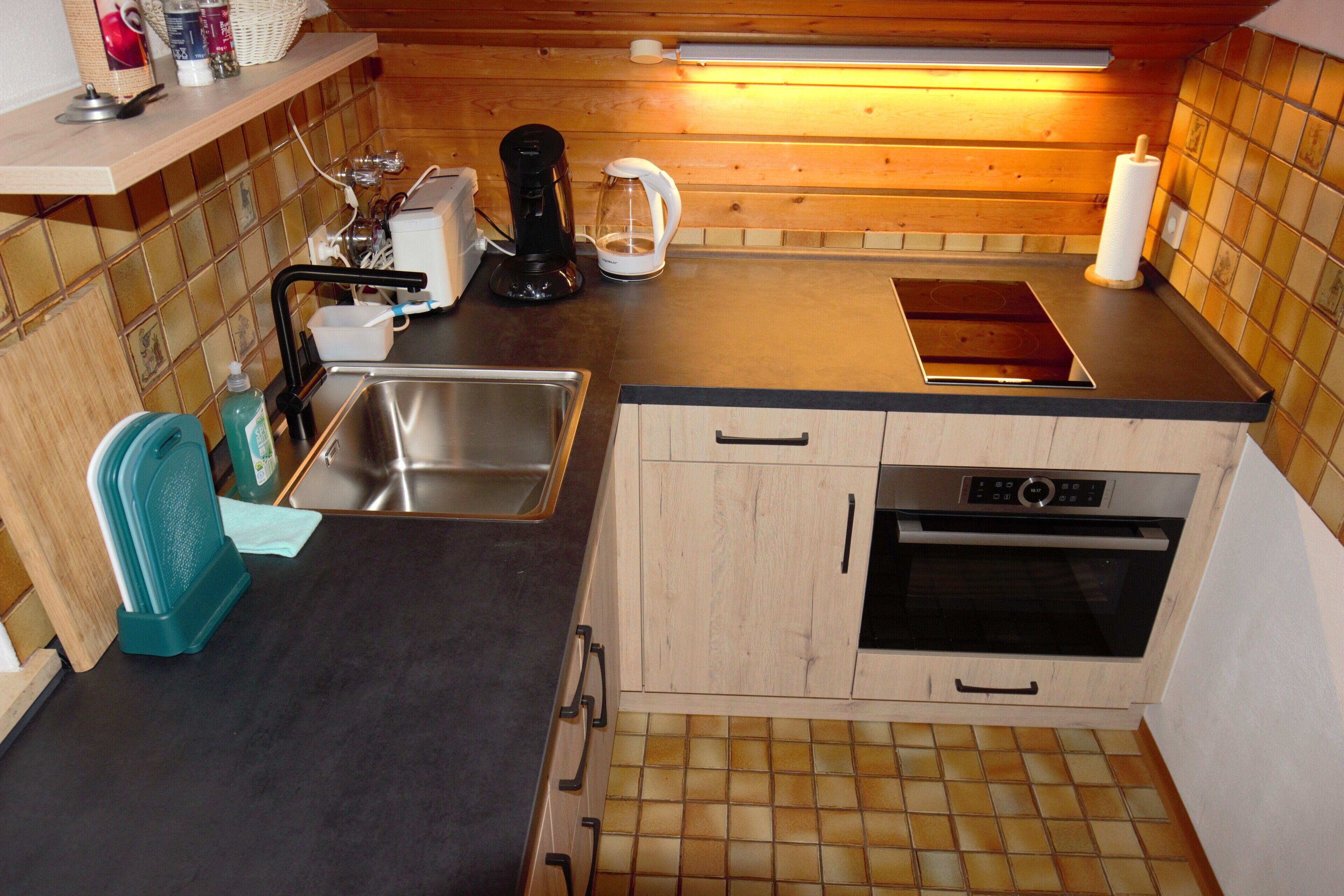 Kühlschrank, Ofen, Herdplatte, Wasserkocher mit Kaffee-/Teezubehör