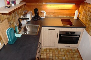 Kjøleskap, ovn, kokeplater og kaffetrakter/tekoker