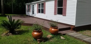 Property grounds - Clean and Cozy Creekside Home (Conroe)