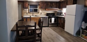 Fridge, microwave, oven, stovetop - Clean and Cozy Creekside Home (Conroe)