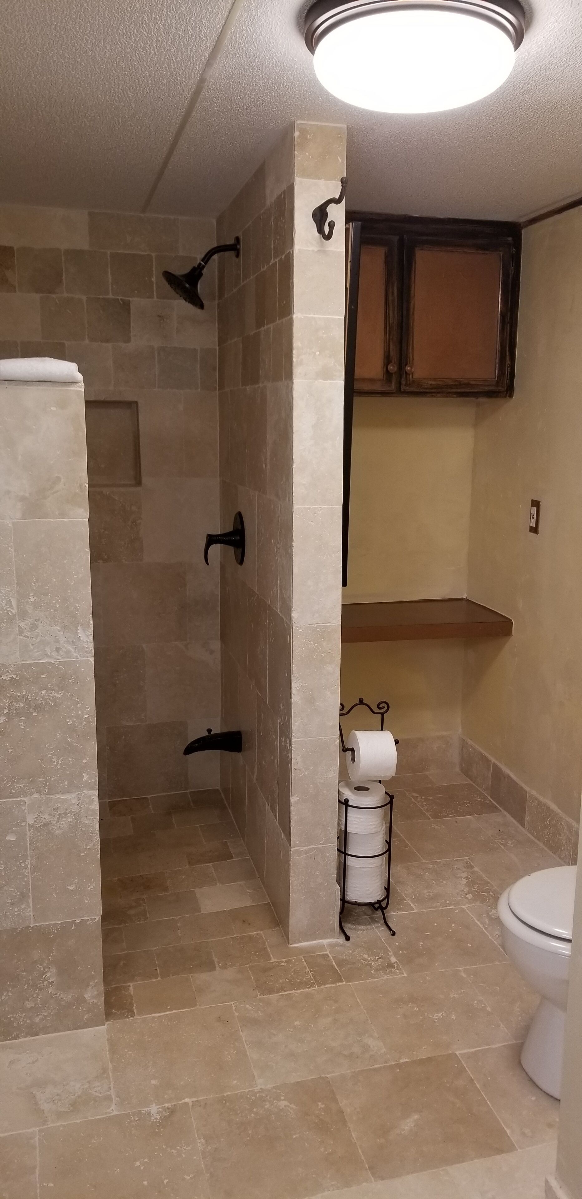 Ducha y bañera combinadas, secador de pelo y toallas