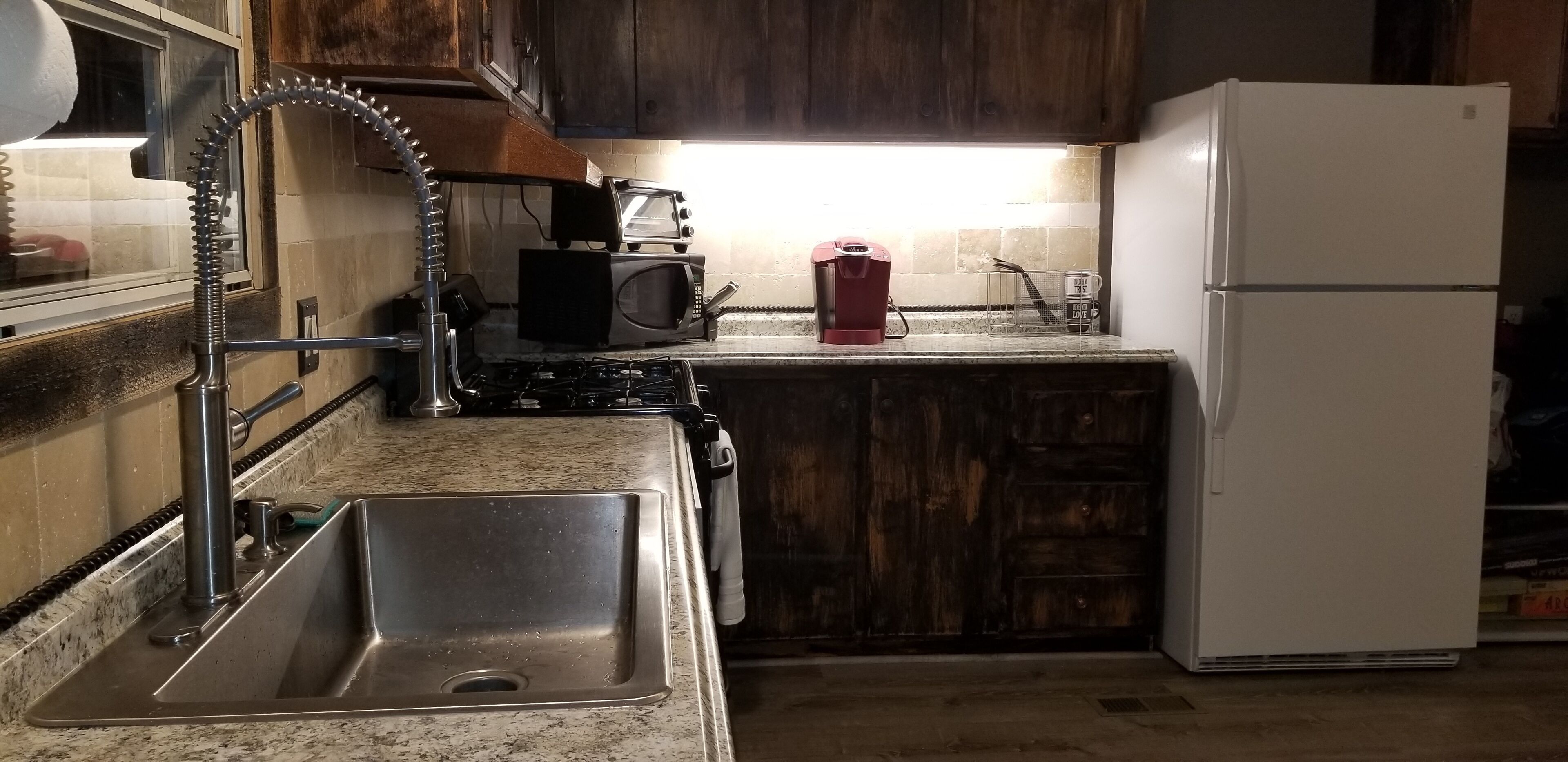 Kjøleskap, mikrobølgeovn, ovn og kokeplater