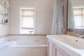 Badewanne, Handtücher, Toilettenpapier