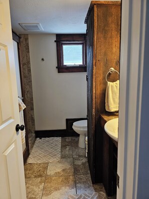 Combined shower/bathtub, hair dryer, towels, soap - Newly updated,close to downtown and the lake, pet friendly (Grand Haven)
