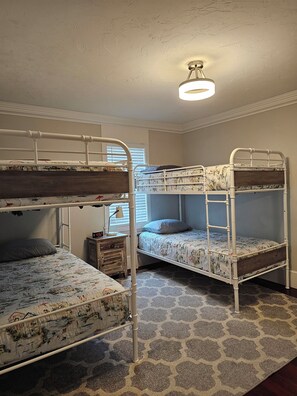 4 bedrooms, iron/ironing board, WiFi, bed sheets - Newly updated,close to downtown and the lake, pet friendly (Grand Haven)