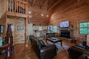 Smart TV, fireplace - Bear Pause cabin, ideally located between Blowing Rock and Boone! (Blowing Rock)