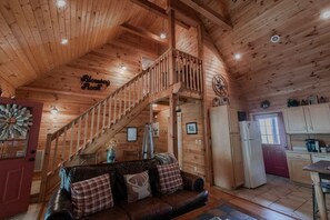 Smart TV, fireplace - Bear Pause cabin, ideally located between Blowing Rock and Boone! (Blowing Rock)