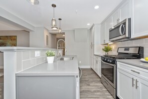 Jääkaappi, mikroaaltouuni, uuni, liesi