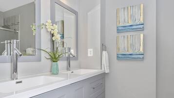 Combined shower/tub, towels, toilet paper