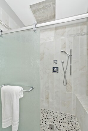 Combined shower/bathtub, hair dryer, towels, soap - Modern Condo Right off Market Street (Frederick)