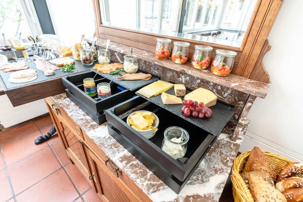 Petit déjeuner buffet (13 EUR par personne)