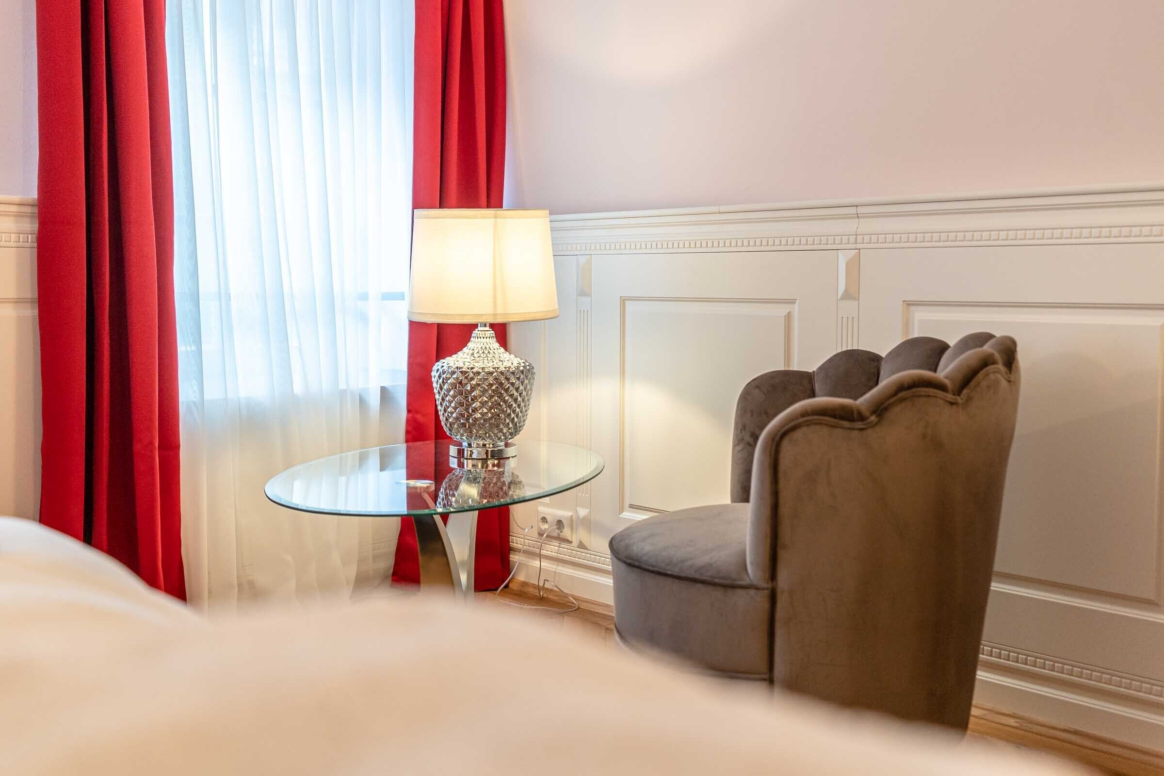 deluxe double room | living area | flat-screen tv