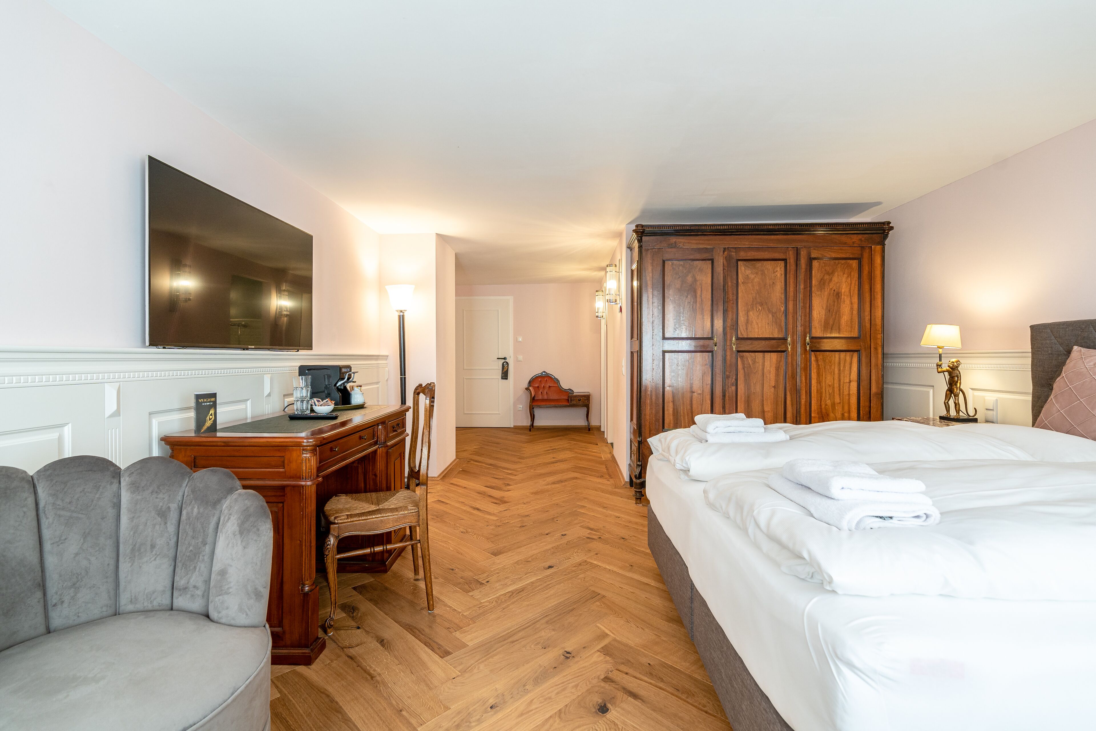 deluxe double room | living area | flat-screen tv