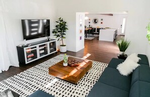 Smart-TV, Bücher, Stereoanlage