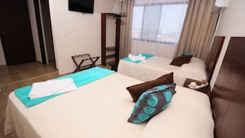 Tabla de planchar con plancha, wifi gratis y ropa de cama