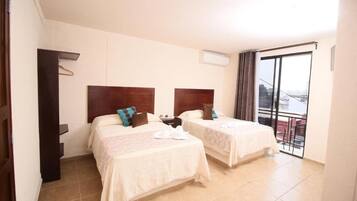 Tabla de planchar con plancha, wifi gratis y ropa de cama