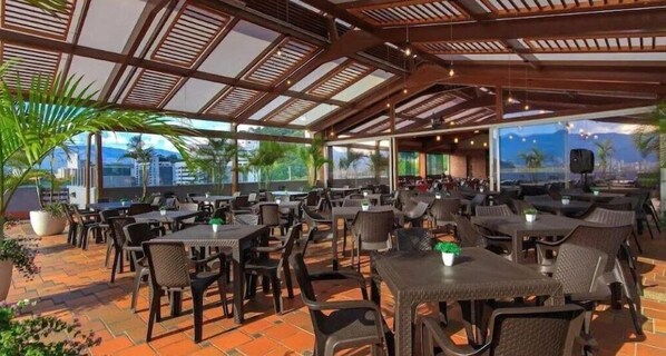 Outdoor dining - Mi Hotel San Diego (Medellín)