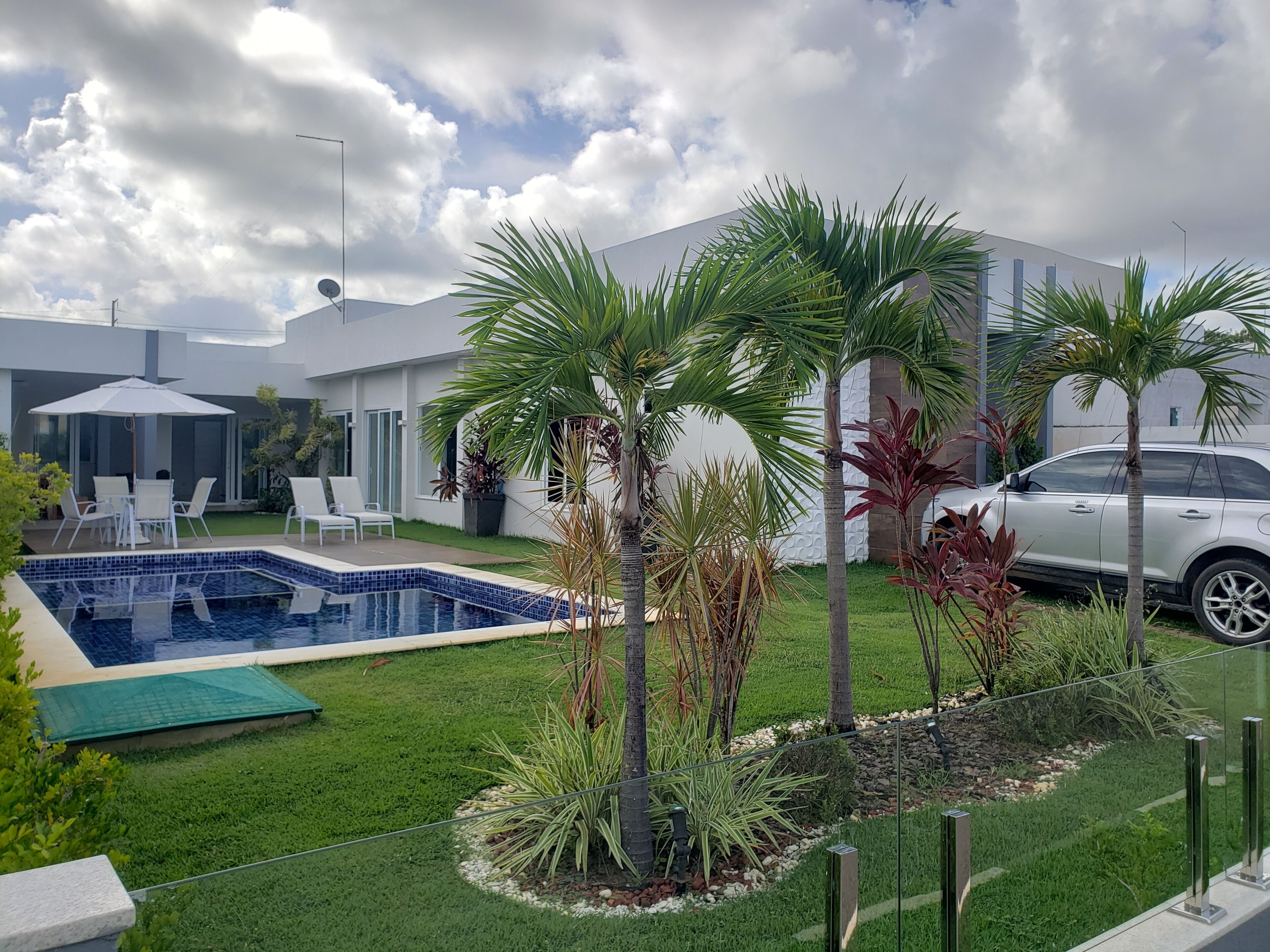 Beautiful beach house with 4/4, all with air and bathrooms. Gated community.