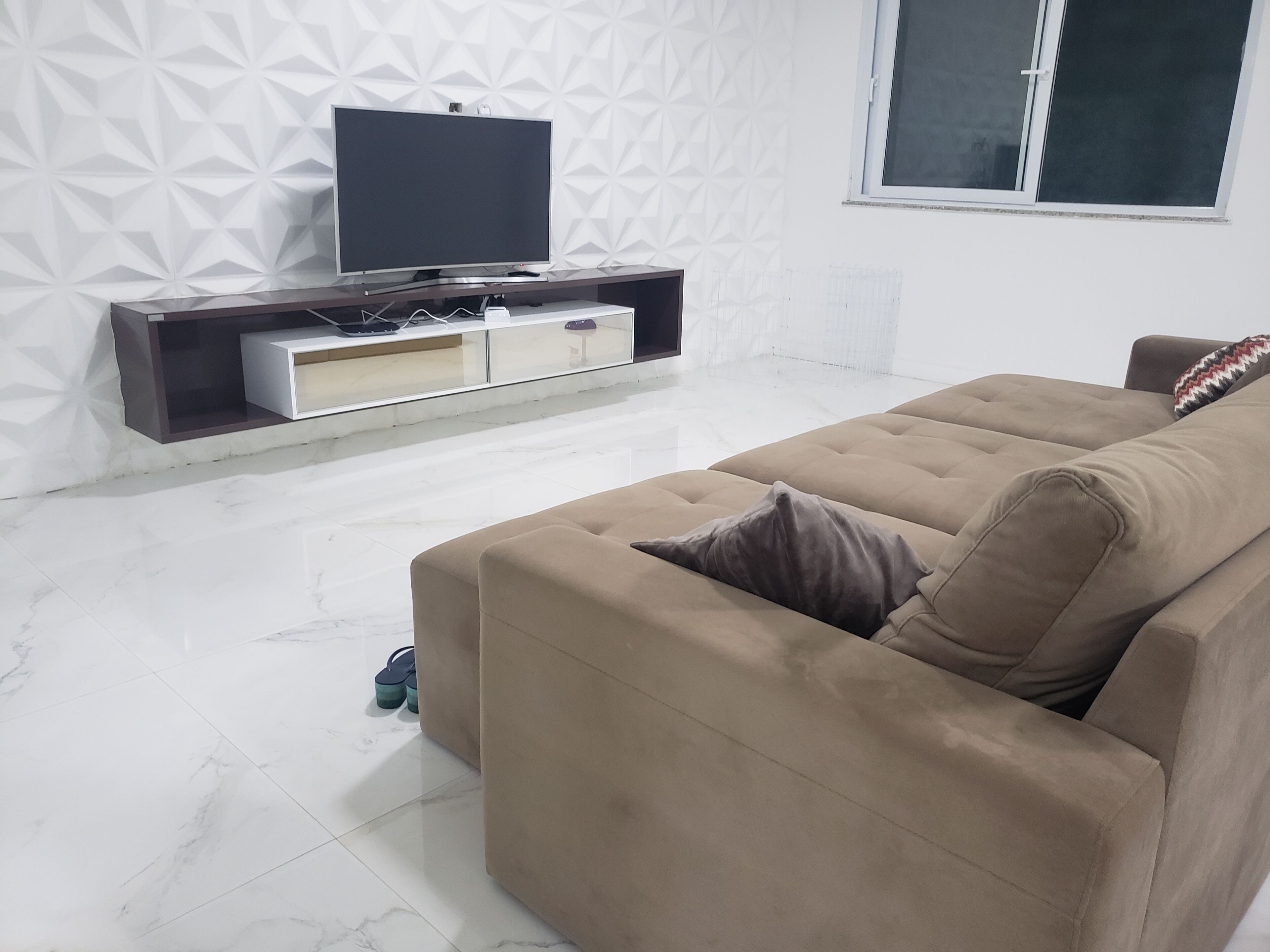 Beautiful beach house with 4/4, all with air and bathrooms. Gated community.