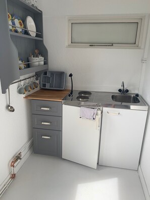 Frigorífic, placa de cuina i utensilis de cuina, vaixella i coberteria 